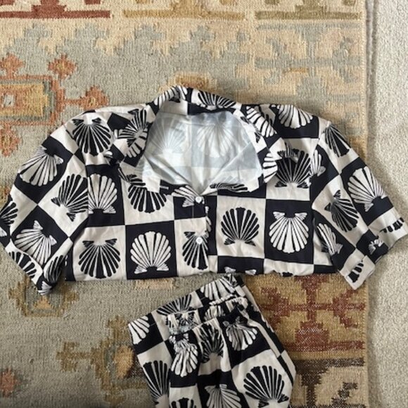 Satin Shell Print Wide Leg Set - Picture 5 of 5